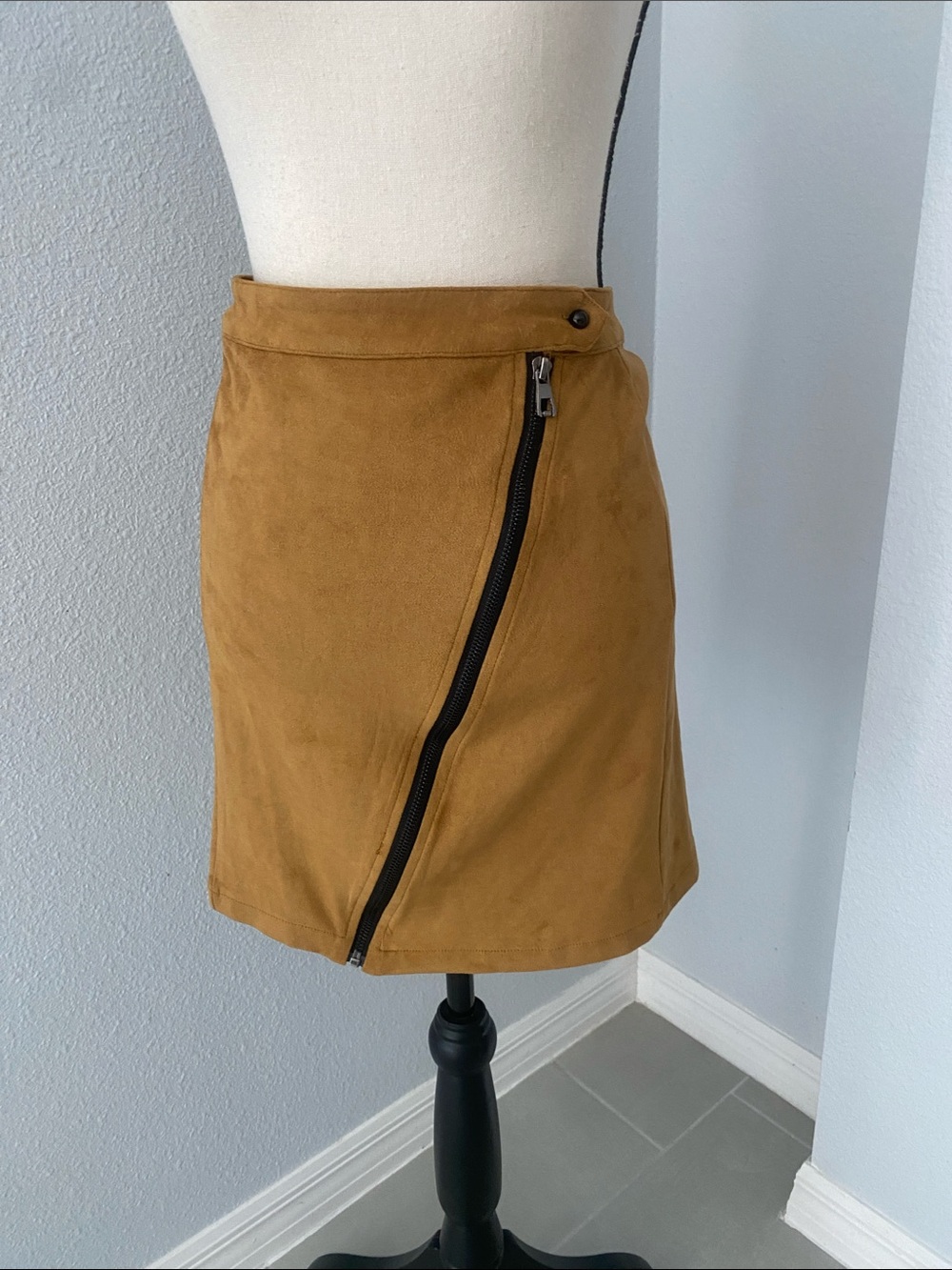 JAASE Women Camel faux suede asymmetrical mini skirt | M